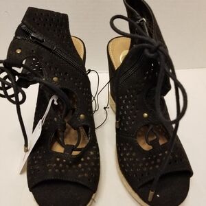New with tags Size 6 black wedge